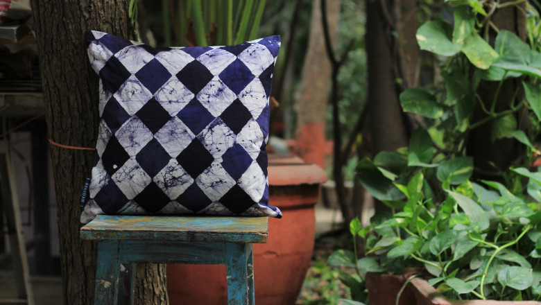 Handcrafts and artisanal clothing for sustainable fashion